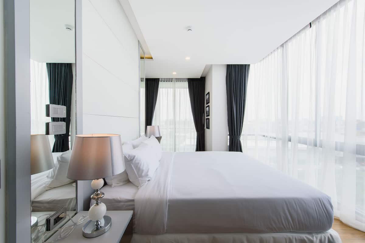 Parc President Suite | Minibar, in-room safe, individually decorated, individually furnished