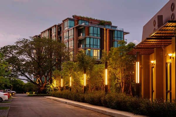 Façana frontal de l'allotjament (vespre/nit)