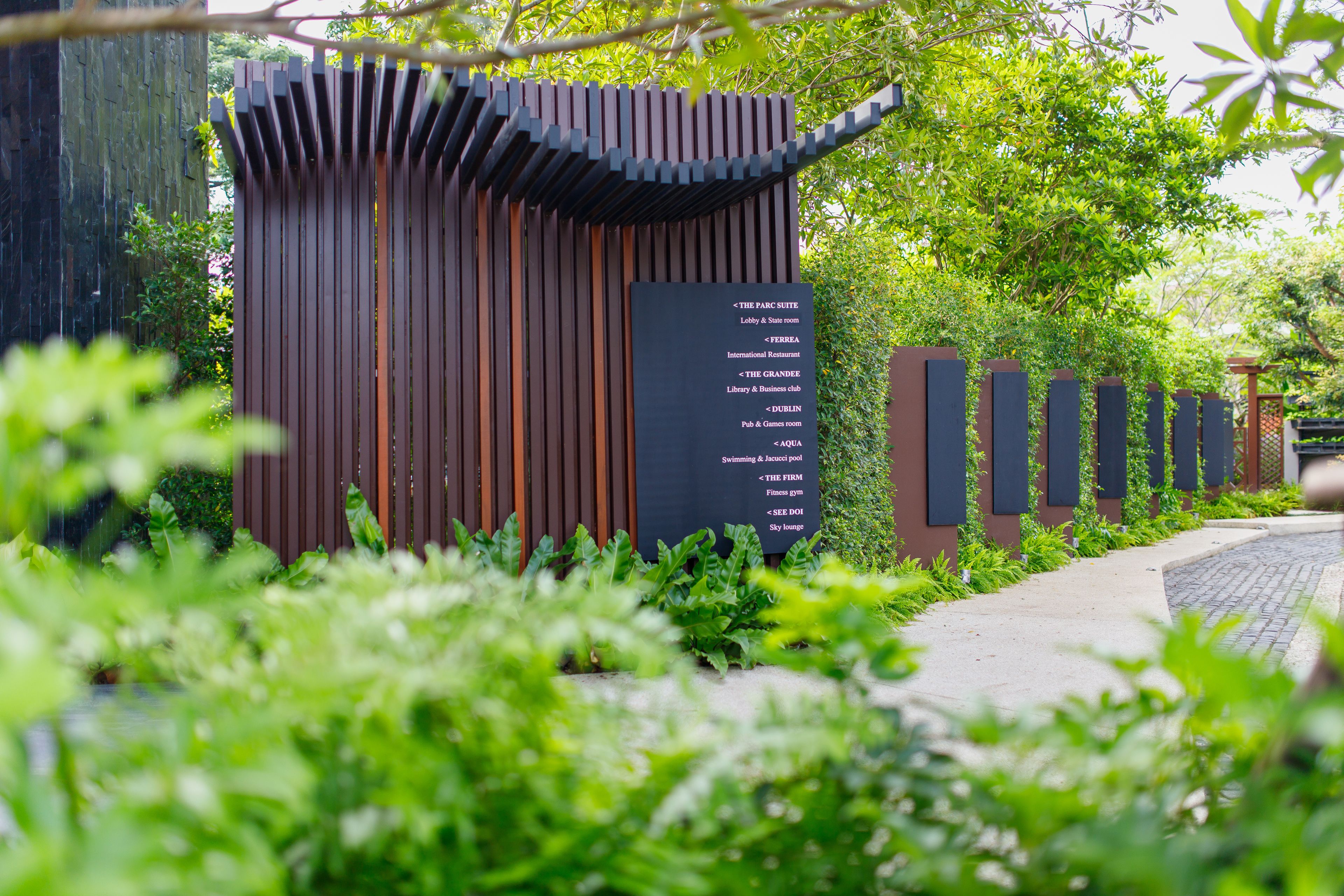 Une structure en bois offrant divers services, notamment une bibliothèque, un restaurant et une salle de sport.