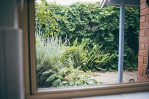 Decoración personalizada, muebles diferentes y cortinas blackout