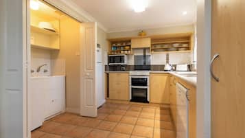 Appartement | Cuisine privée | Grand réfrigérateur, micro-ondes, four, plaque de cuisson