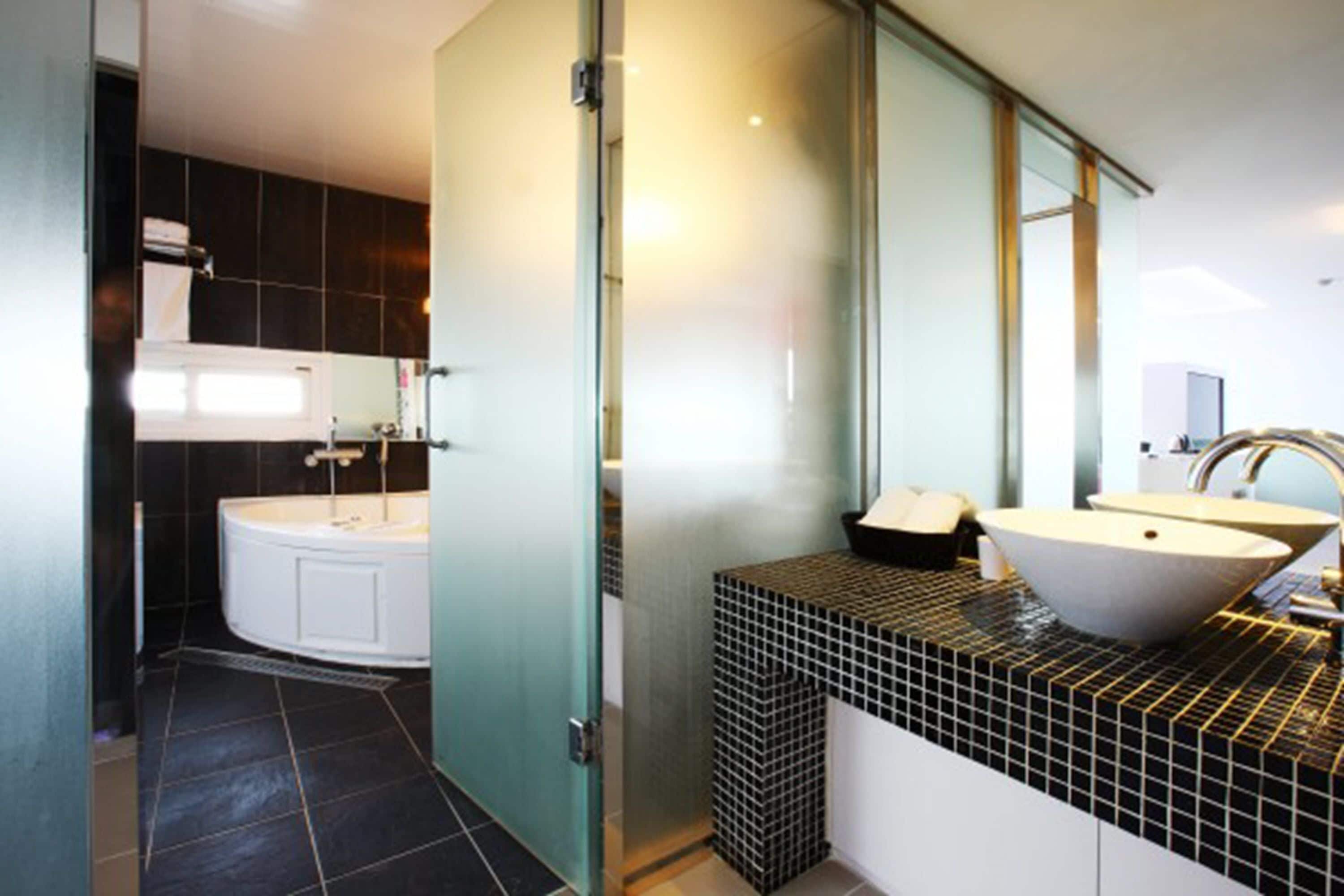 华丽客房 | 浴室 | 淋浴/盆浴组合、深泡浴缸、大花洒淋浴喷头 、免费洗浴用品