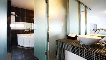 Deluxe Room | Bathroom