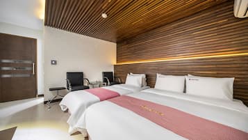 Family Room | Dihias secara berasingan, dilengkapkan perabot secara berasingan, meja