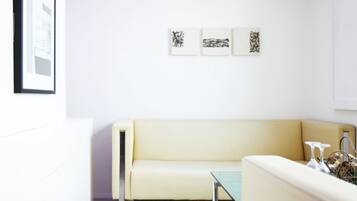 ๋๋ญ์ค๋ฃธ | ๊ฑฐ์ค ๊ณต๊ฐ | ์์ฑ ์ฑ๋ ์์ฒญ์ด ๊ฐ๋ฅํ 42์ธ์น ํ๋ฉด TV, TV, ์ปดํจํฐ