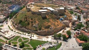 An aerial view of a historic fort surrounded by a modern cityscape. - Yilmazel Hotel (Gaziantep)