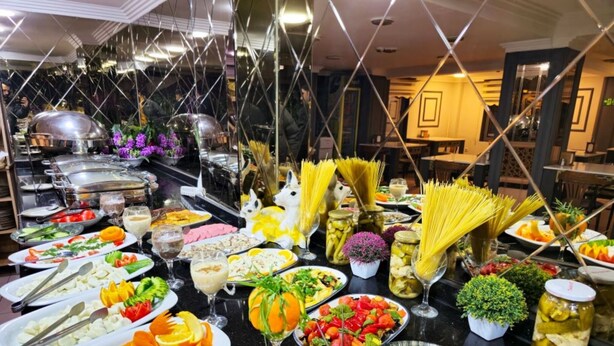 Un buffet proposant une variété de plats et de boissons.