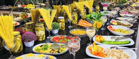 Un buffet proposant une variété de plats et de boissons.