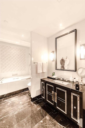 Habitación doble Deluxe | Baño | Tina con regadera, tina de hidromasaje, regadera tipo lluvia