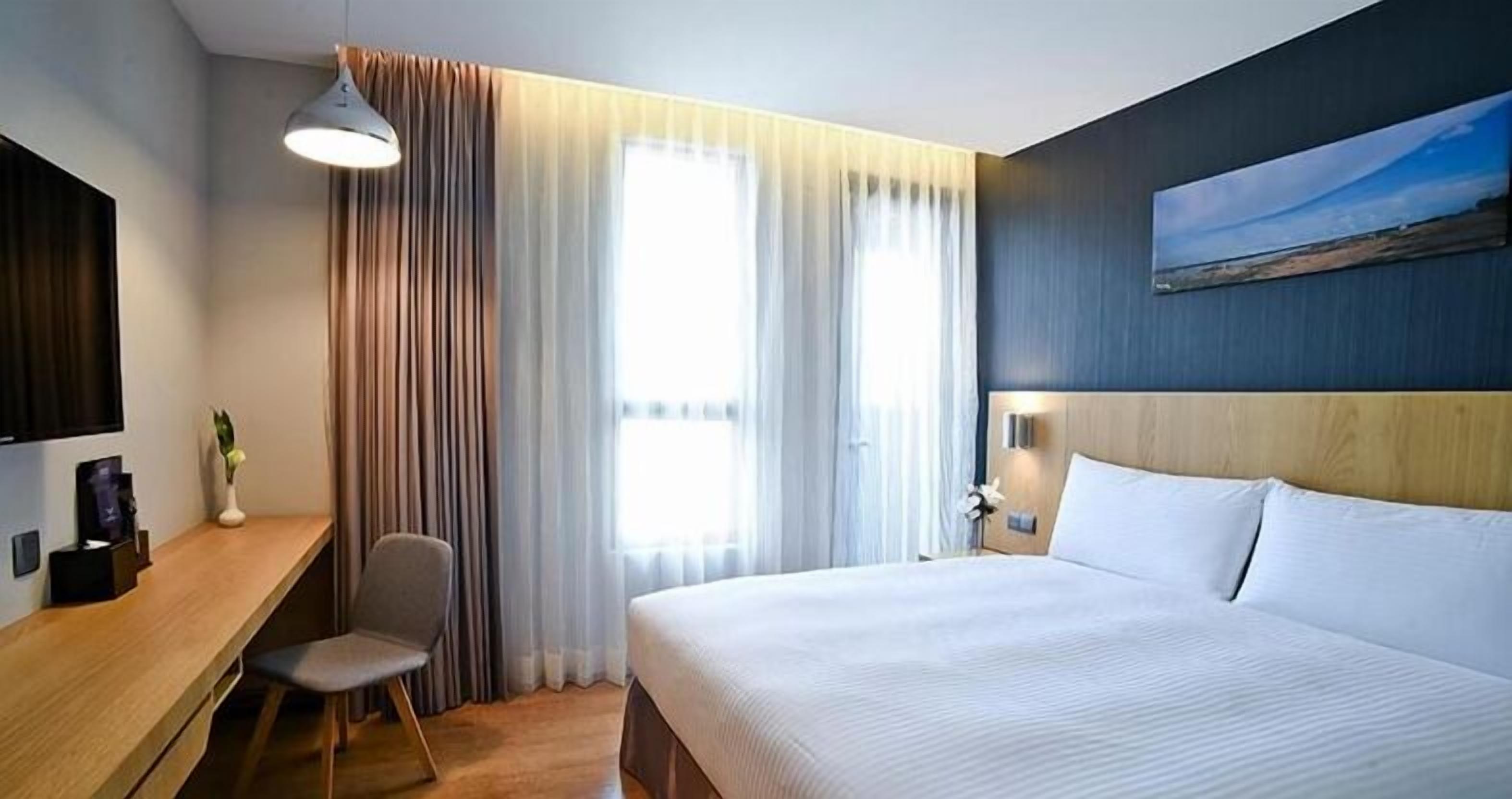 classic double room | desk, blackout curtains, free wifi, bed sheets