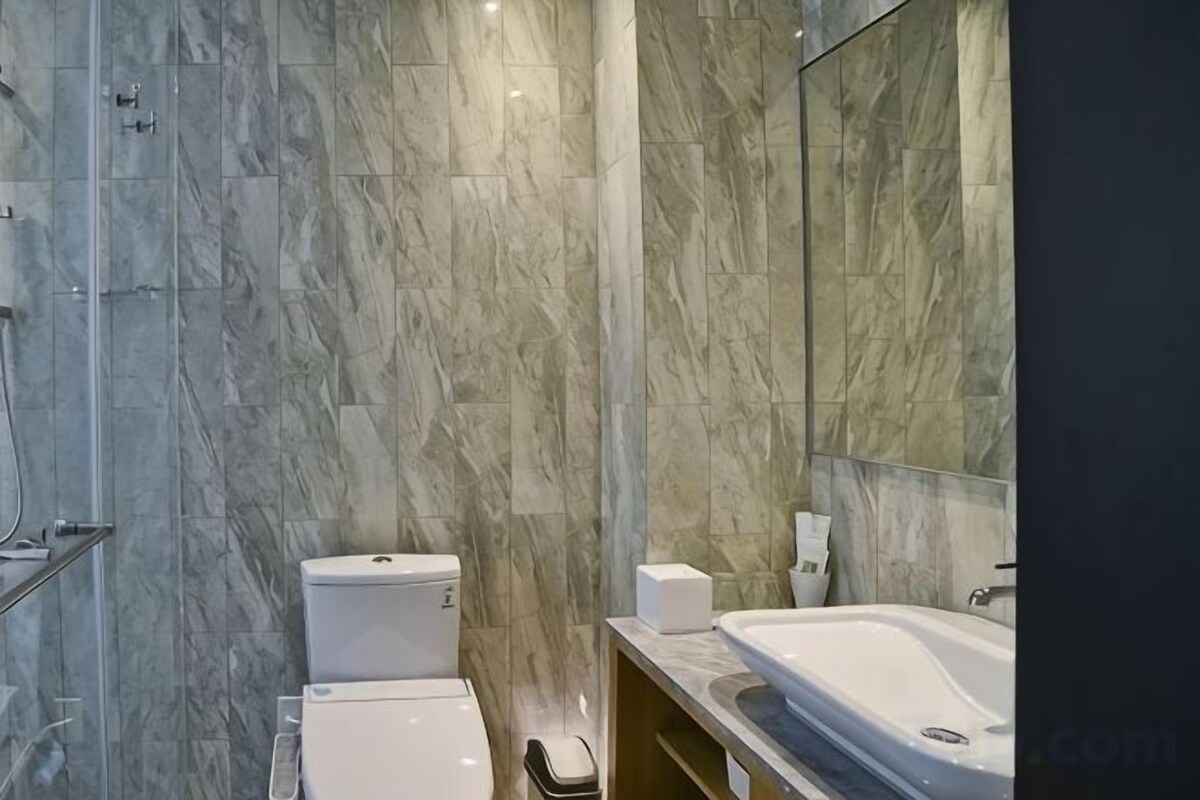 Badkamer | Een douche, een haardroger, toiletten met elektronisch bidet, handdoeken