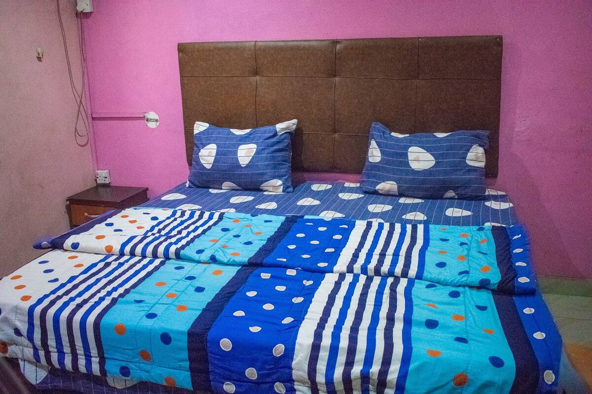 Executive tweepersoonskamer | 3 slaapkamers, een bureau, beddengoed