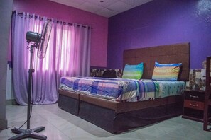 3 slaapkamers, een bureau, beddengoed