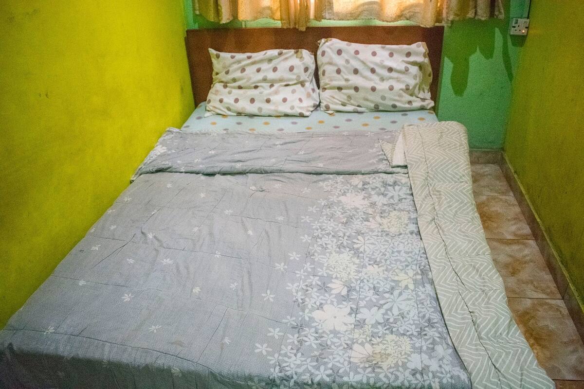 Eenpersoonskamer | 3 slaapkamers, een bureau, beddengoed