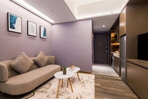 Kahden hengen deluxe-huone, 1 keskisuuri parisänky, tupakointi kielletty | Yksilöllisesti sisustettu, pimennysverhot, ilmainen Wi-Fi, vuodevaatteet