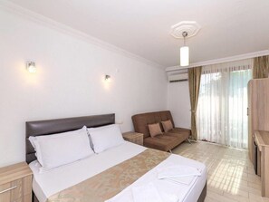 Escrivaninha, berços grátis, Wi-Fi de cortesia, roupa de cama