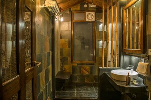 Casa de campo luxo, 1 cama King, para não fumantes | Banheiro | Chuveiro, chuveiro com efeito de chuva, produtos de toalete grátis 