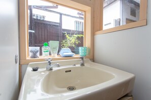 Maison, 3 chambres (Private Vacation) | Lavabo de la salle de bain