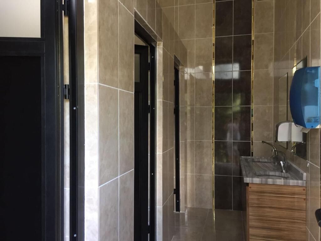 shower, free toiletries, hair dryer, slippers