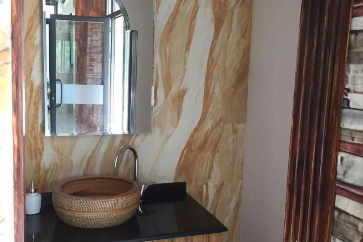 shower, free toiletries, hair dryer, slippers