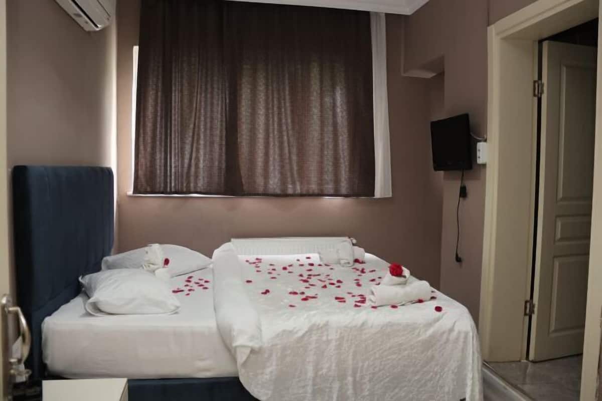 Minibar, escritorio, insonorización y tabla de planchar con plancha 
