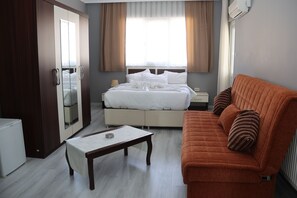 Familiekamer, balkon | Een minibar, een bureau, geluiddichte muren, een strijkplank/strijkijzer
