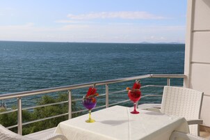 Minibar, escritorio y sistema de insonorización 