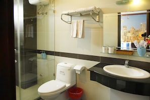 Shower, free toiletries, hair dryer, slippers - Mayfair Danang Hotel (Da Nang)