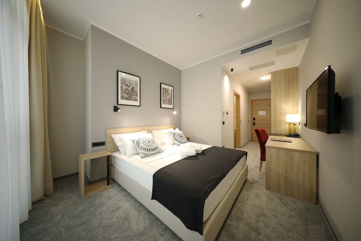 Standard Double Room | Minibar, in-room safe, desk, soundproofing