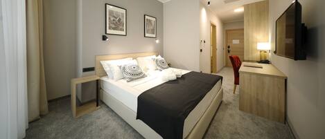 Standard-dobbeltværelse | Minibar, pengeskab på værelset, skrivebord, lydisolering