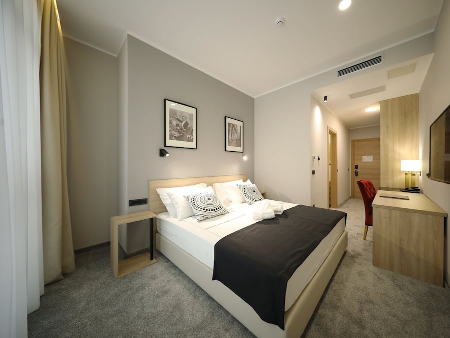 Standard Double Room | Minibar, in-room safe, desk, soundproofing