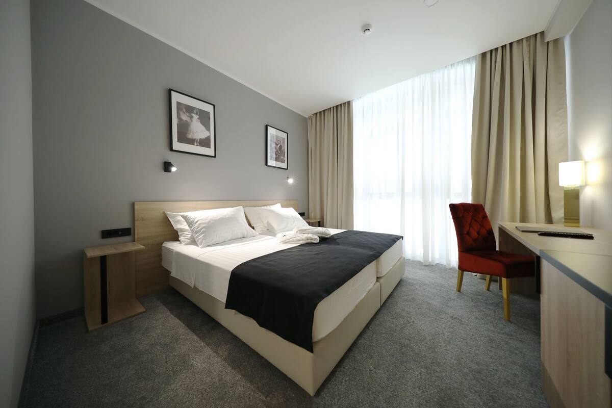 Kamar Double Superior | Minibar, brankas, meja kerja, dan kedap suara