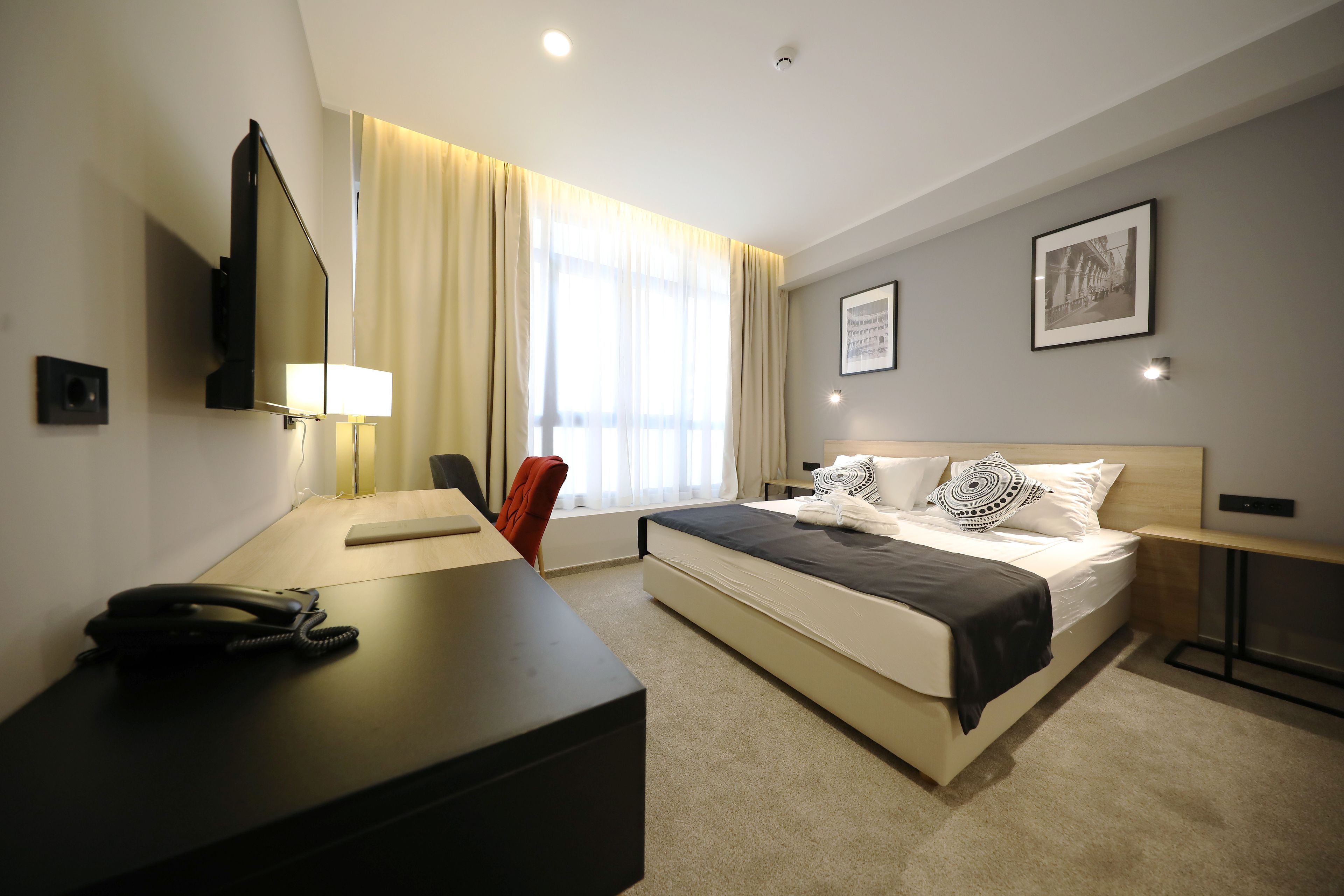 standard double room | minibar, in-room safe, desk, soundproofing