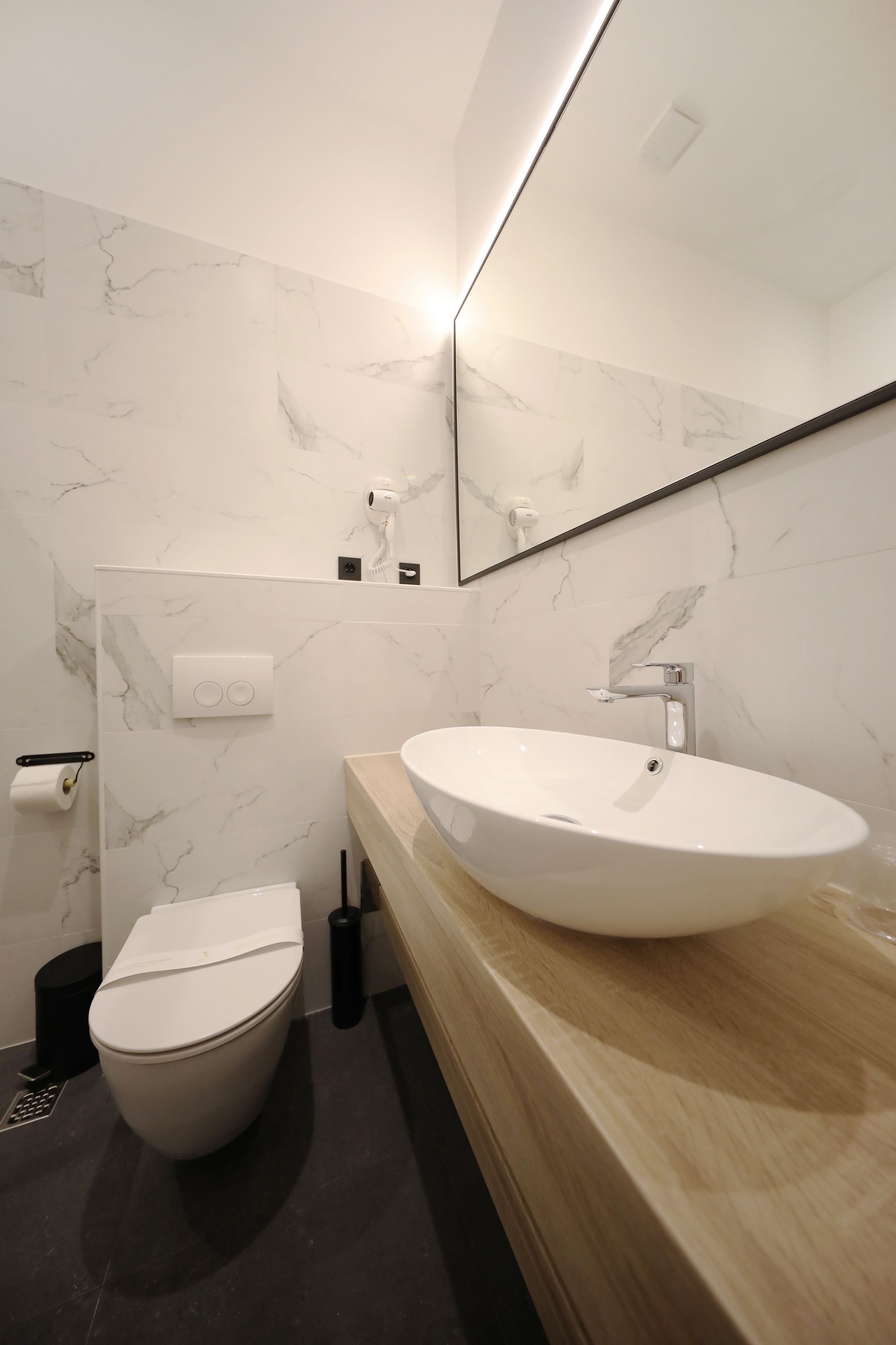 deluxe single room | bathroom | shower, free toiletries, hair dryer, bathrobes