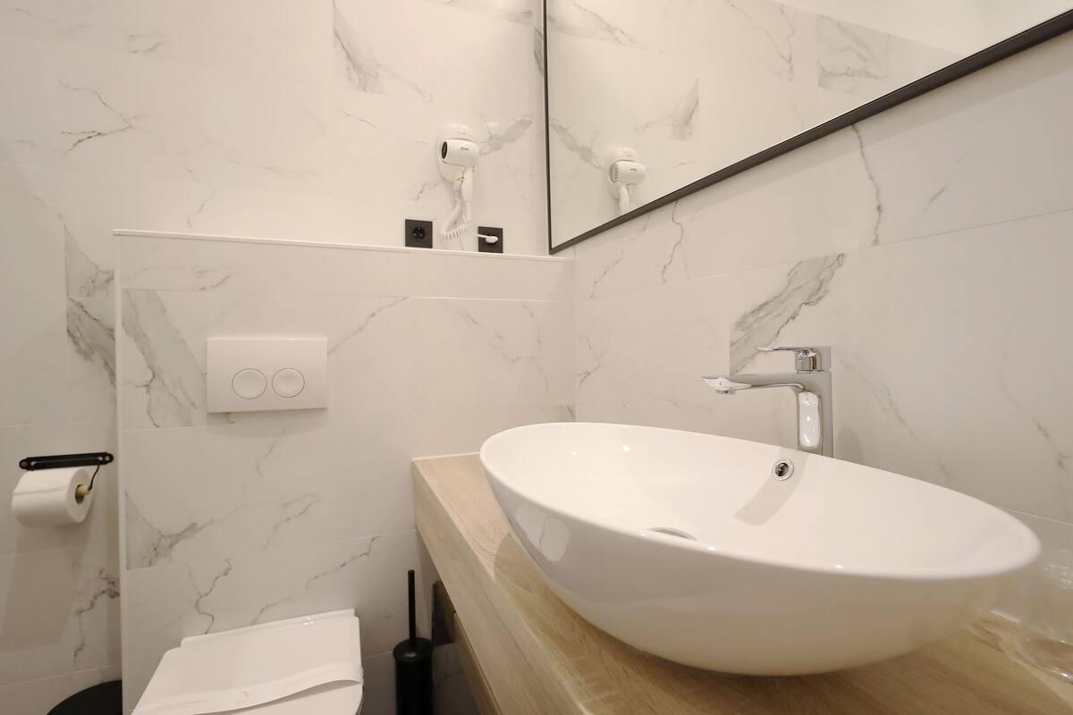 deluxe single room | bathroom | shower, free toiletries, hair dryer, bathrobes