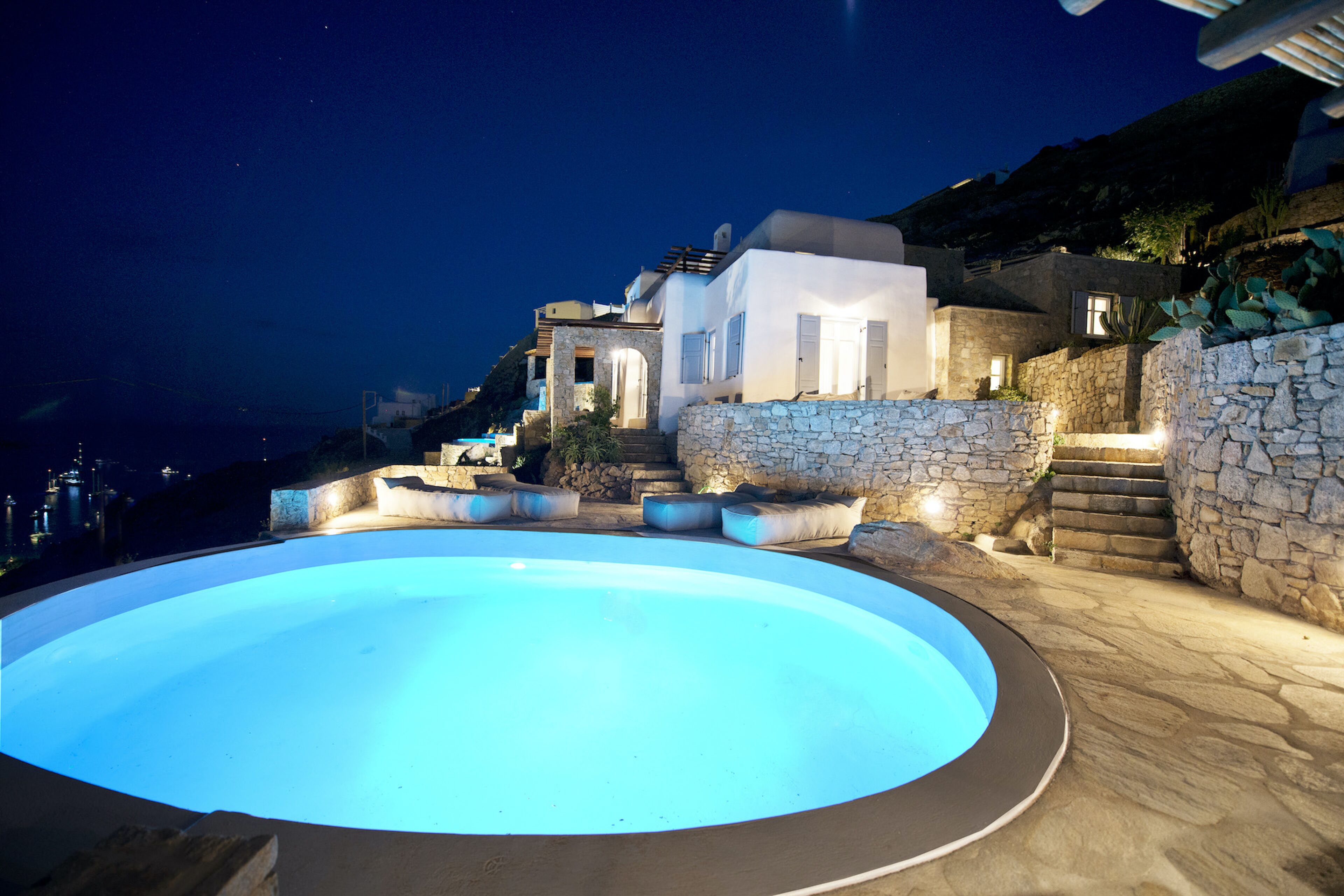 Piscine extérieure (ouverte en saison), chaises longues