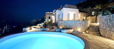 Piscine extérieure (ouverte en saison), chaises longues