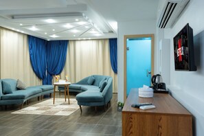 Suite (City View) | Baño | Regadera, amenidades de baño gratuitas, secadora de cabello, toallas 