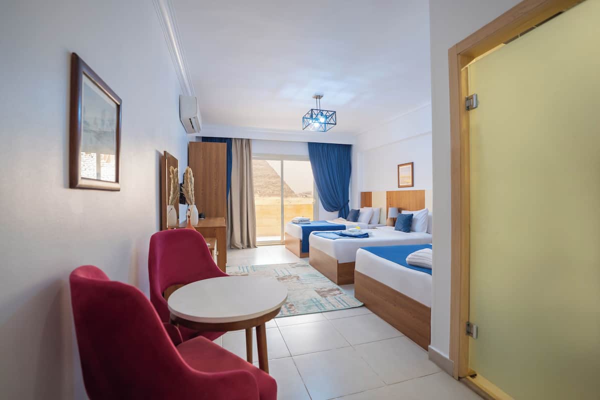 Kolmen hengen huone | Minibaari, työpöytä, äänieristys, silitysrauta/-lauta