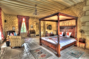 Deluxe Suite, 1 Queen Bed | 1 bedroom, individually decorated, individually furnished, desk - Château de Blavou (Saint-Denis-sur-Huisne)