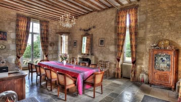 Se sirven cenas y cocina regional