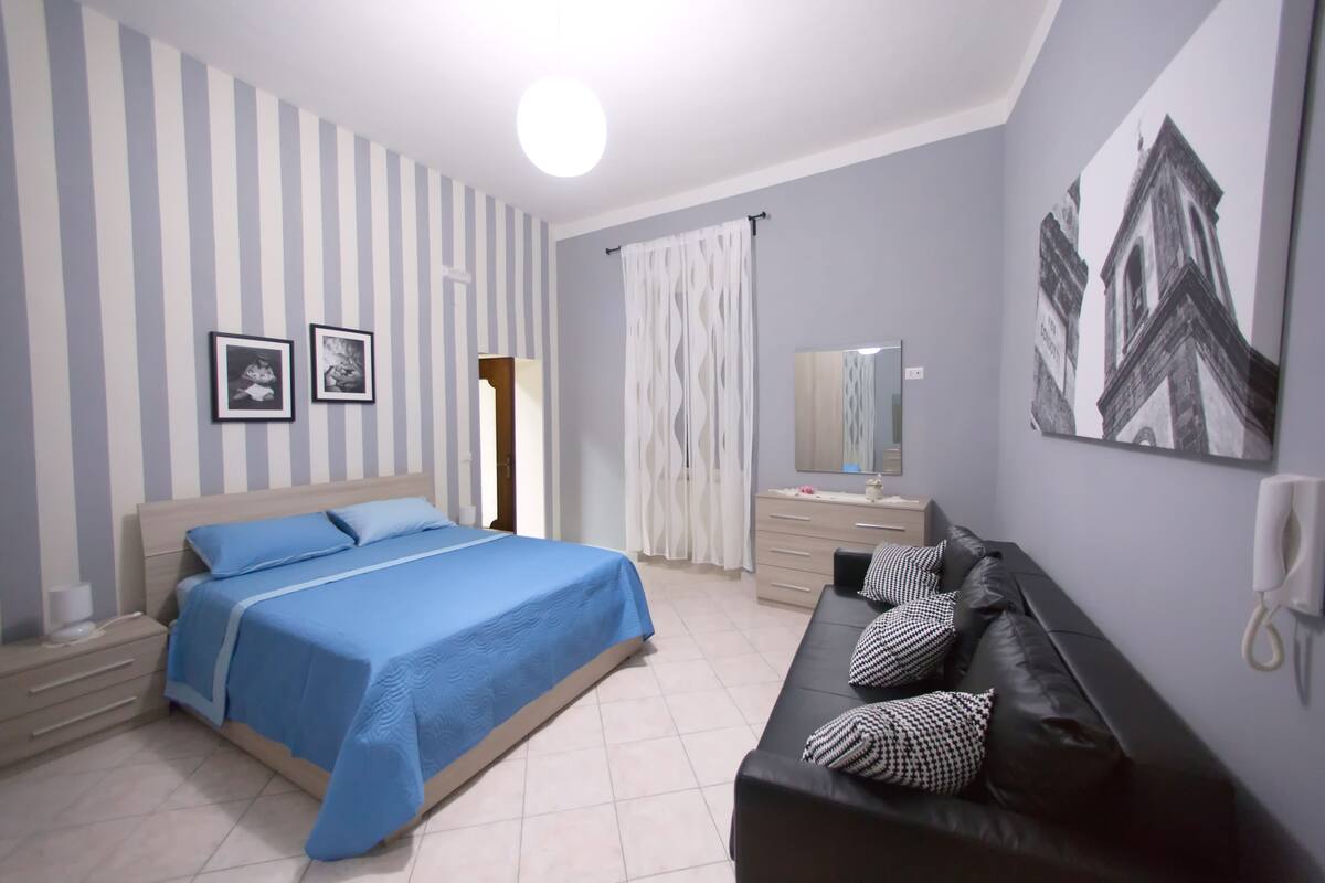 Suite (Blue) | Soundproofing, WiFi (free), bed sheets