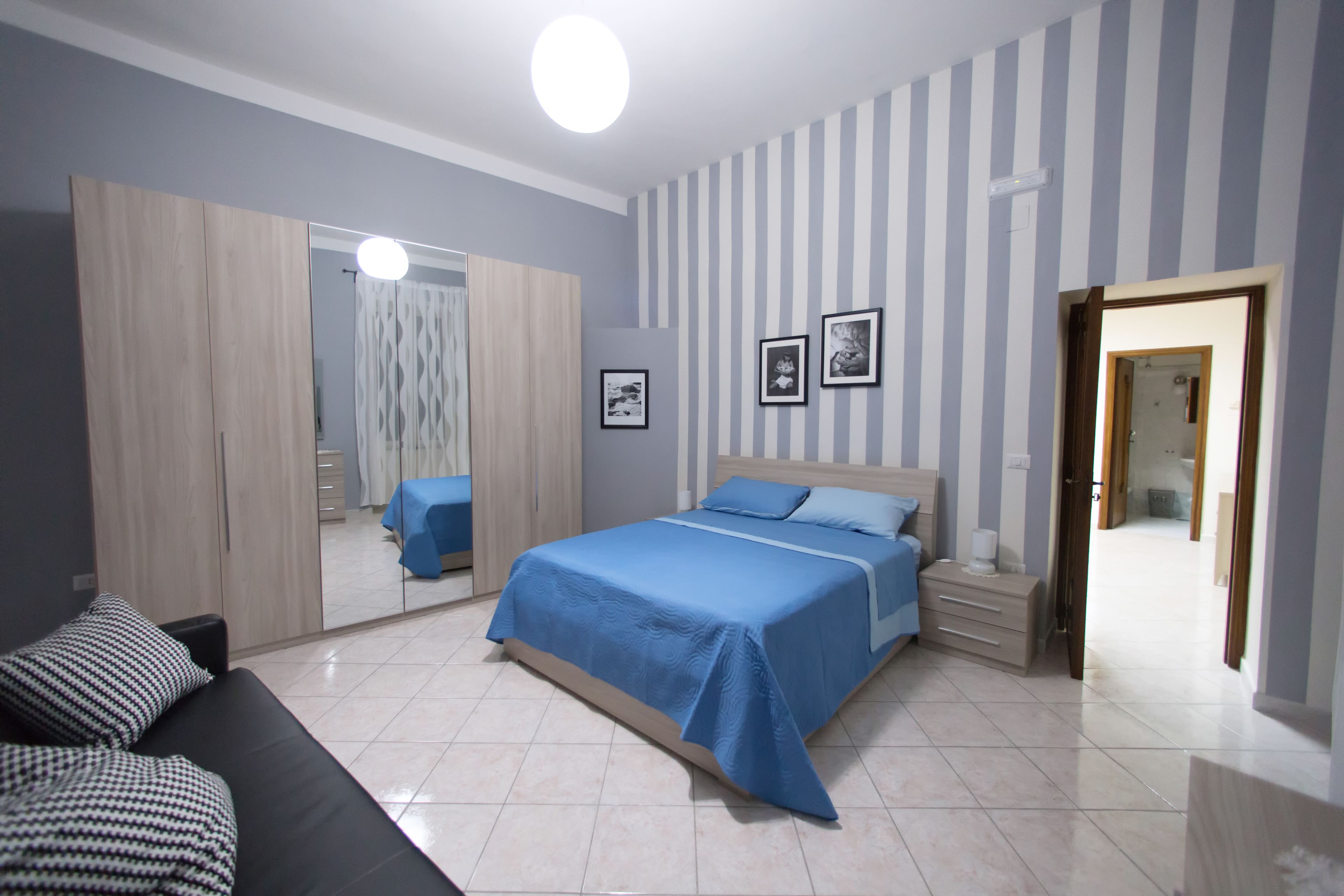 Suite (Blue) | Geluiddichte muren, gratis wifi, beddengoed