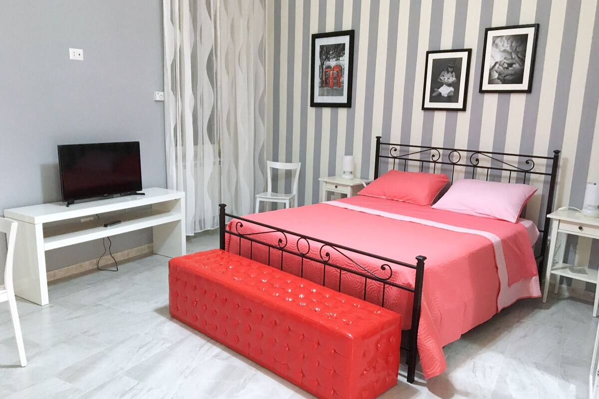 Loft (Red) | Soundproofing, WiFi (free), bed sheets
