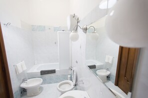 Suite (Blue) | Bathroom | Shower, hair dryer, bidet, towels - Giualduomo (Sant'Agata de'Goti)