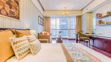 Schreibtisch, Verdunkelungsvorhänge, kostenloses WLAN