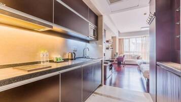 Schreibtisch, Verdunkelungsvorhänge, kostenloses WLAN