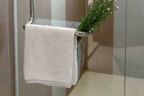 Superior Double Room | Bathroom | Shower, free toiletries, hair dryer, slippers - (Da Nang)