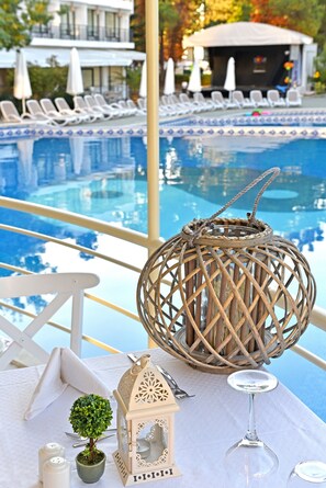 Indoor pool, seasonal outdoor pool, sun loungers - iHotel Sunny Beach (Sunny Beach)