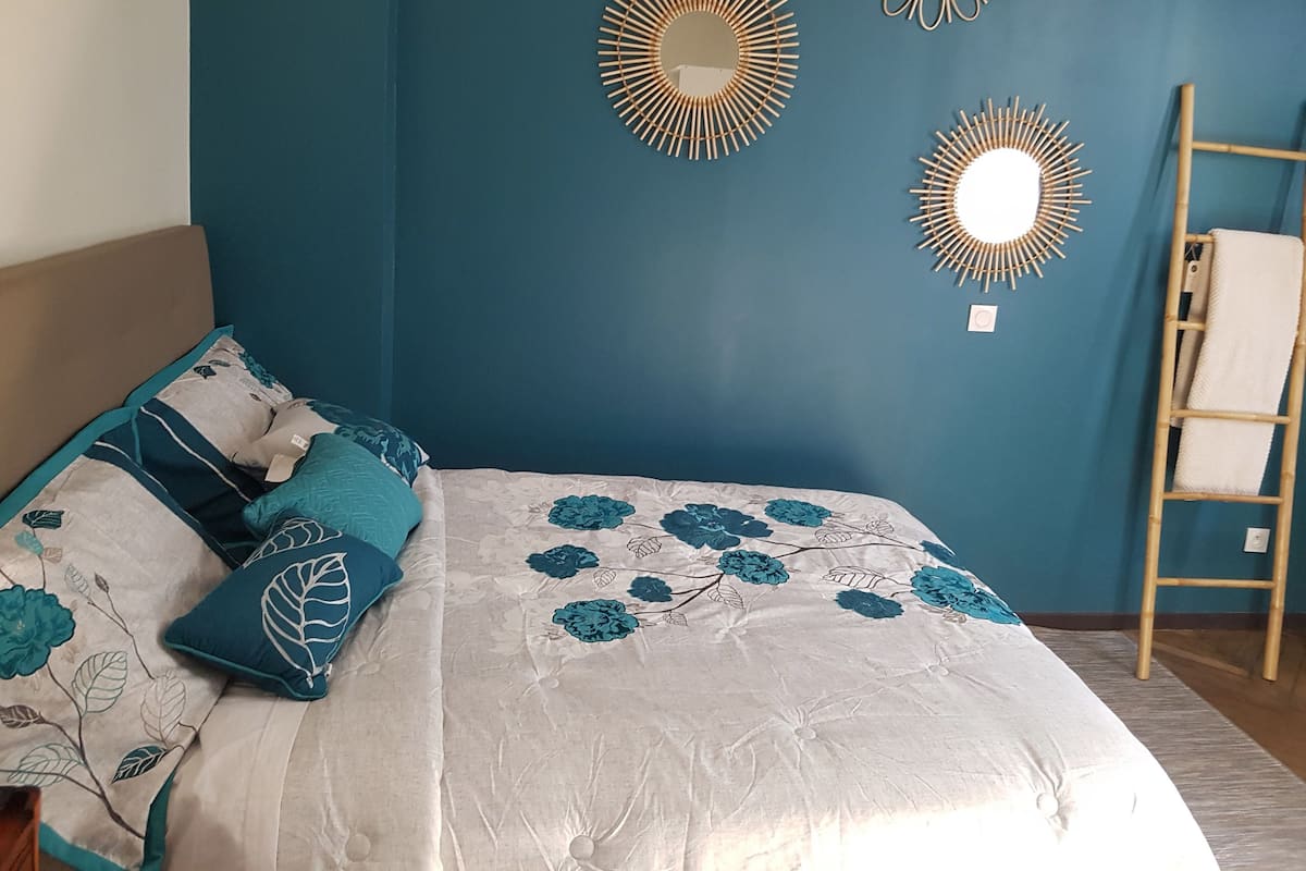 Tweepersoonskamer (Bleu) | Een bureau, geluiddichte muren, gratis wifi, beddengoed